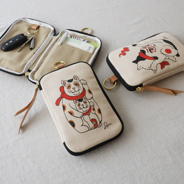 春支度ＳＡＬＥ　Lサイズ　手描き　招き猫　クッション入り生成りデニム　マルチ ケース　キーケースお薬手帳S04A