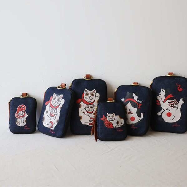 春支度ＳＡＬＥ　Sサイズ　手描き　猫と鯛　クッション入り デニム　カード入れ付／マルチ キーケースS05B - サムネイル