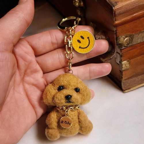 羊毛フェルトネーム入りプードルキーホルダーヌメ革.ハンドメイド