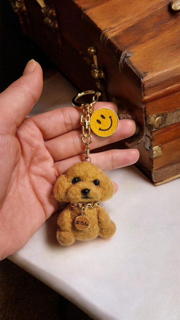 羊毛フェルトネーム入りプードルキーホルダーヌメ革.ハンドメイド