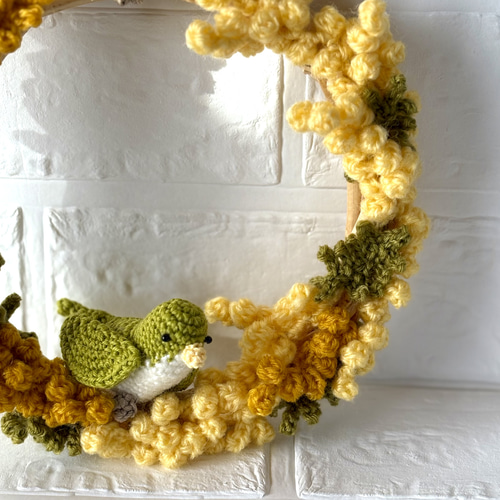 手編み・ミモザ&ウグイスのリース・Mサイズ・かぎ針編み・編みぐるみ