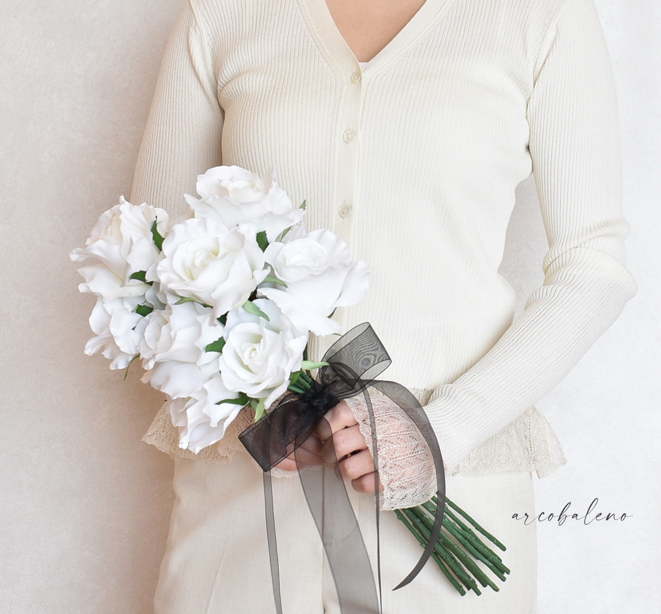 【長さが選べる】シンプルなバラだけのシングルブーケ（アーティフィシャル）ホワイト クラッチブーケ アームブーケ