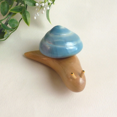 カタツムリ 青 (☆台付き) wooden snail その他置物 工房西岡 通販