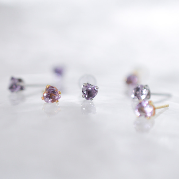 【天然石アメジストのハートピアス】4mm / 紫 /サージカルステンレス / つけっぱなしOK 7枚目の画像