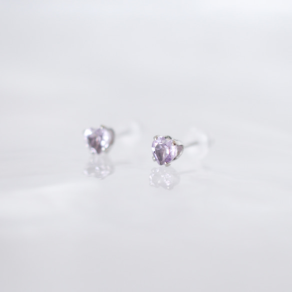 【天然石アメジストのハートピアス】4mm / 紫 /サージカルステンレス / つけっぱなしOK 2枚目の画像