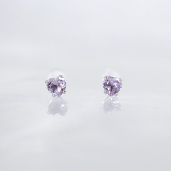 【天然石アメジストのハートピアス】4mm / 紫 /サージカルステンレス / つけっぱなしOK 1枚目の画像
