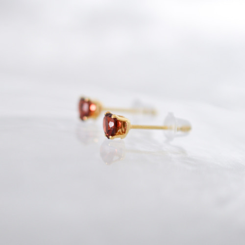 天然石ガーネットのハートピアス】4mm / 赤 /サージカルステンレス