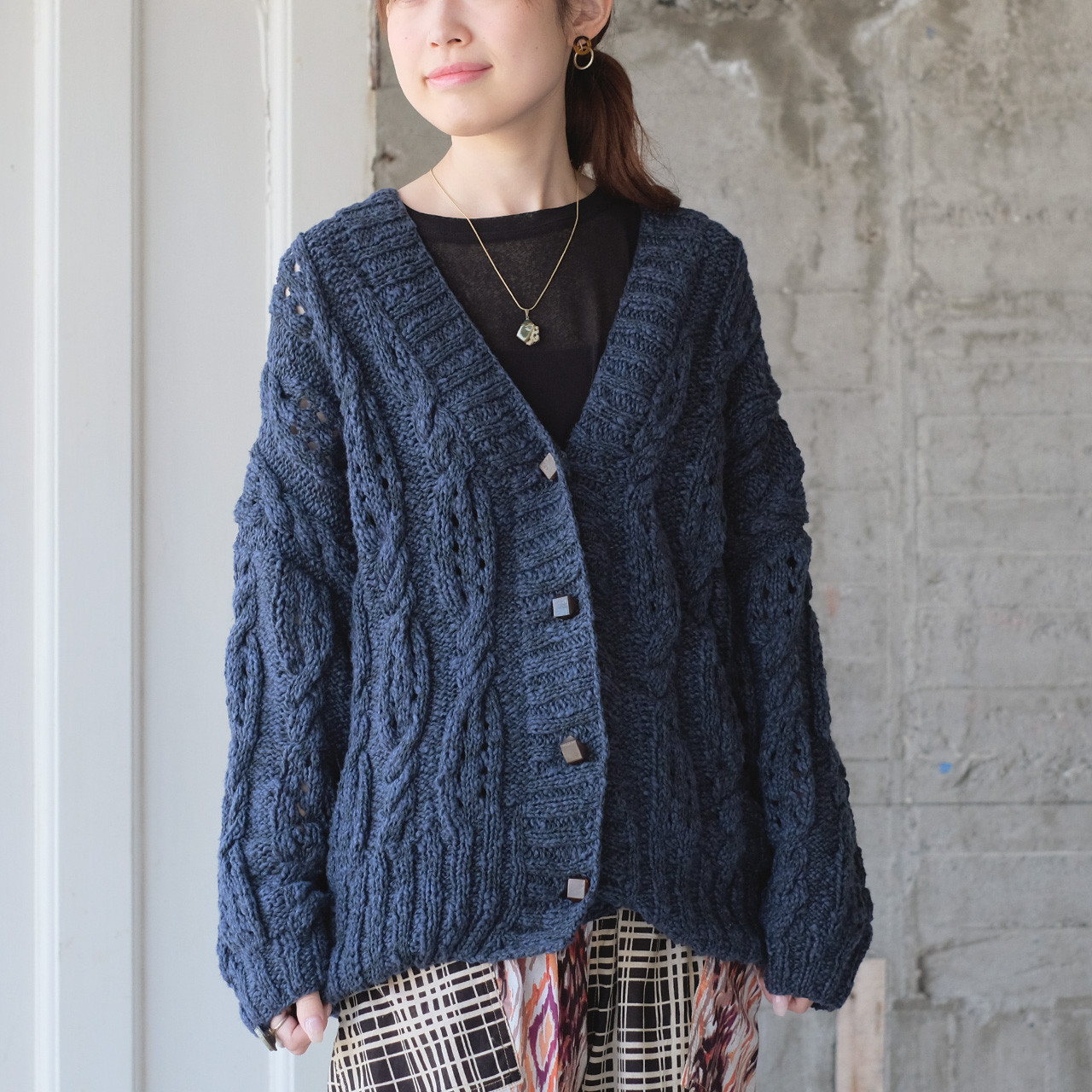 新色登場【再販】春色ニットの手編みカーディガン （24s-01）ネイビー 11,100円