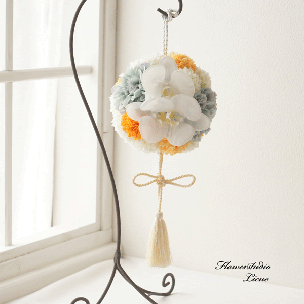 胡蝶蘭とダリアとマムのボールブーケ♡くすみブルーとオレンジ