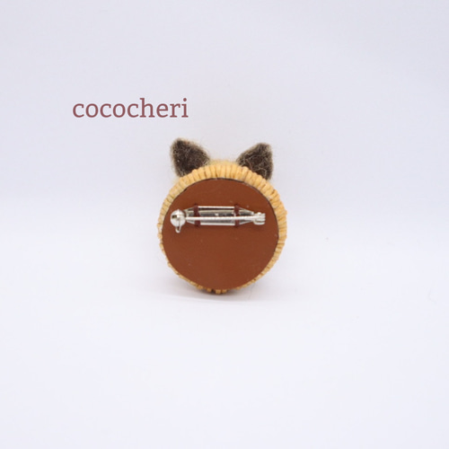 ちいさなキタキツネさんのブローチ 羊毛フェルト 羊毛フェルト