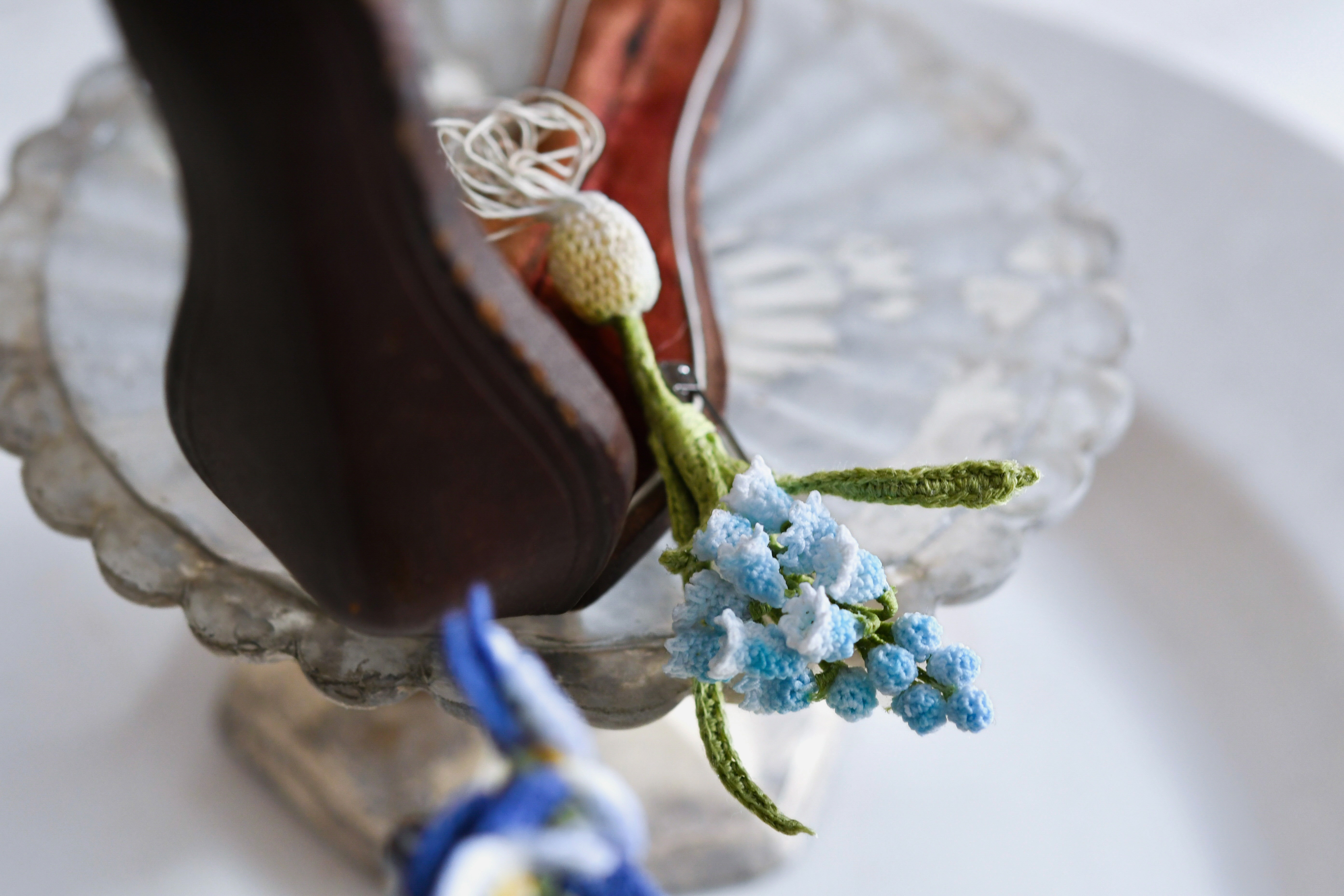 【受注制作20日】ブローチ  春色、ムスカリ（水色）　手編み　レース編み