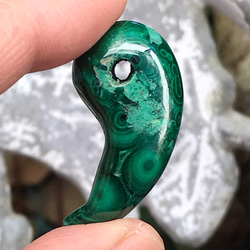 天然石ラブラドライトの九尾狐　ご購入前に在庫確認必要NO.091818 ラブラドライト 九尾の狐 貫通穴2ヵ所アリ 天然石 ポイント