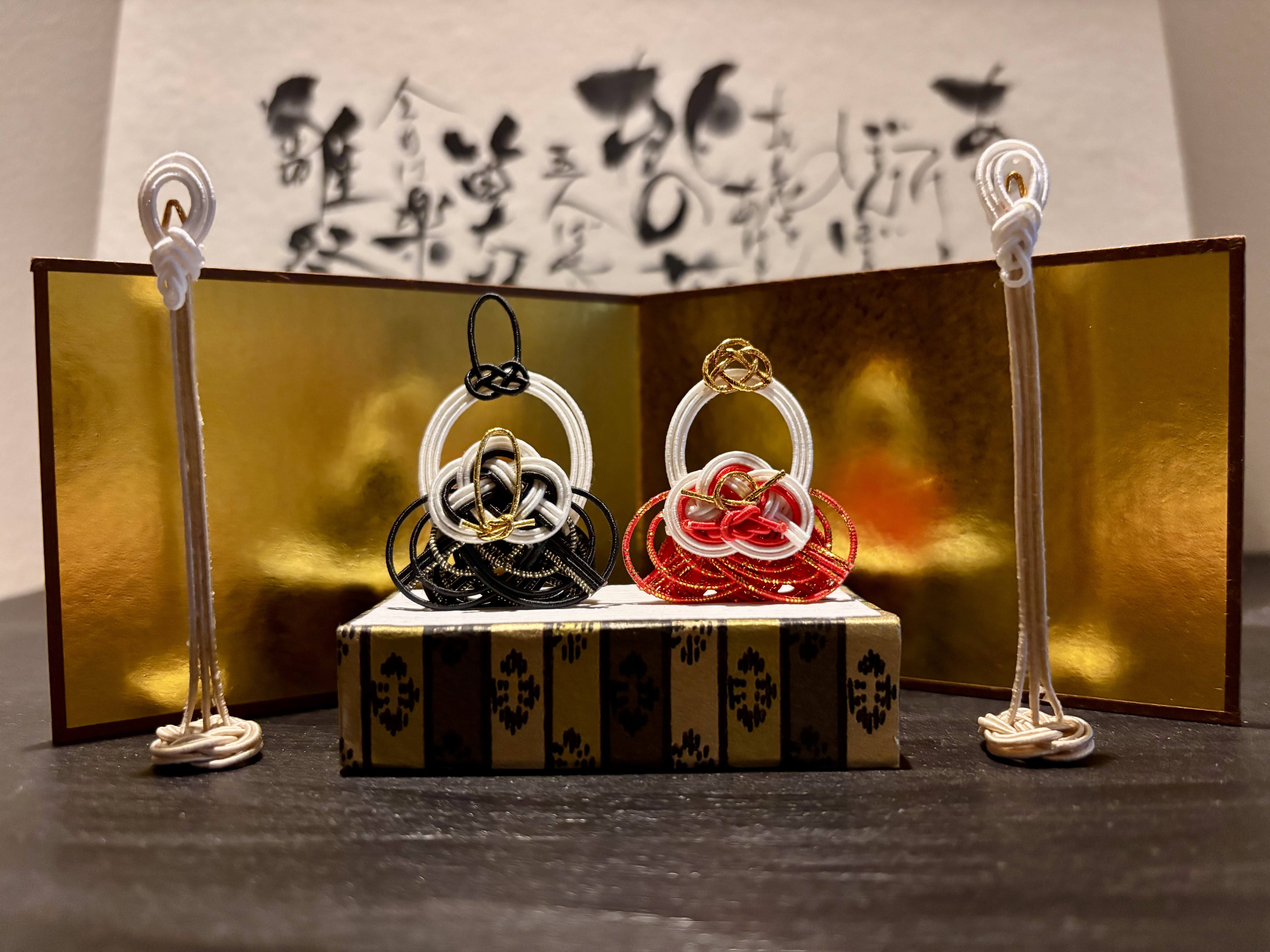 小さな雛飾り　金屏風付き油灯・燭台デザイン雪洞(木箱収納)