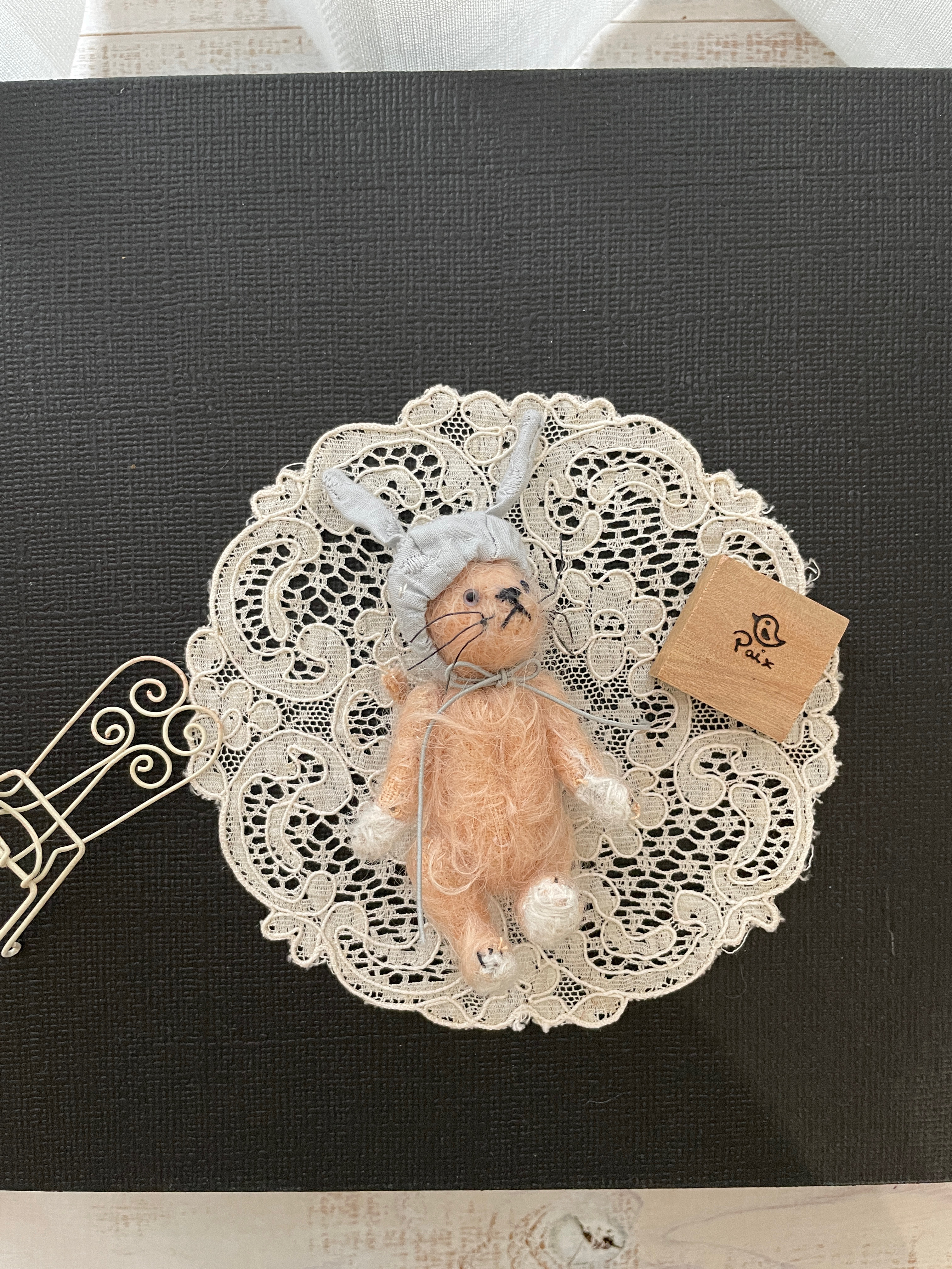 ボンネットを被ったピーチなミニミニ仔猫ちゃん