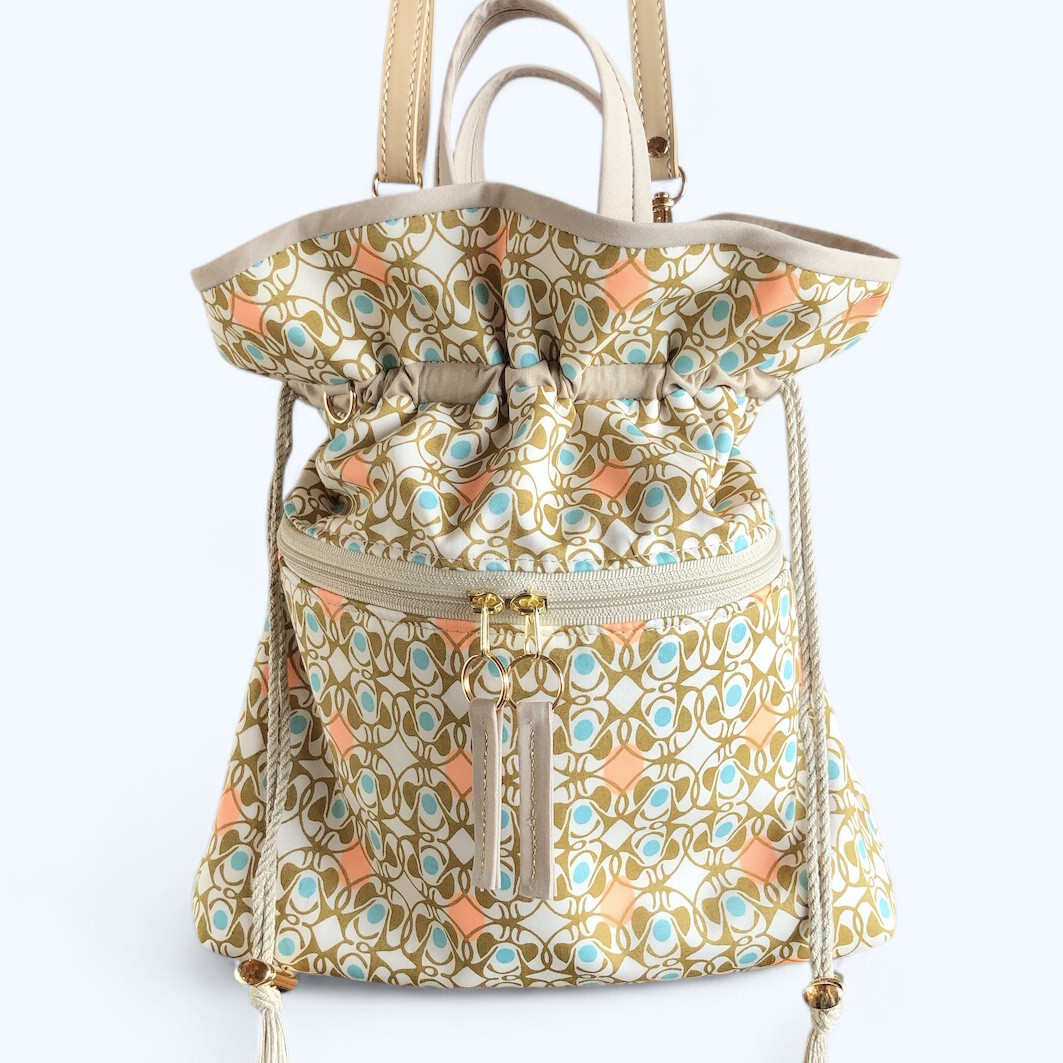 （Mｻｲｽﾞ）リバティ生地の巾着ショルダーバッグ　ヌーボーブローチ使用　ブローチ柄　防水