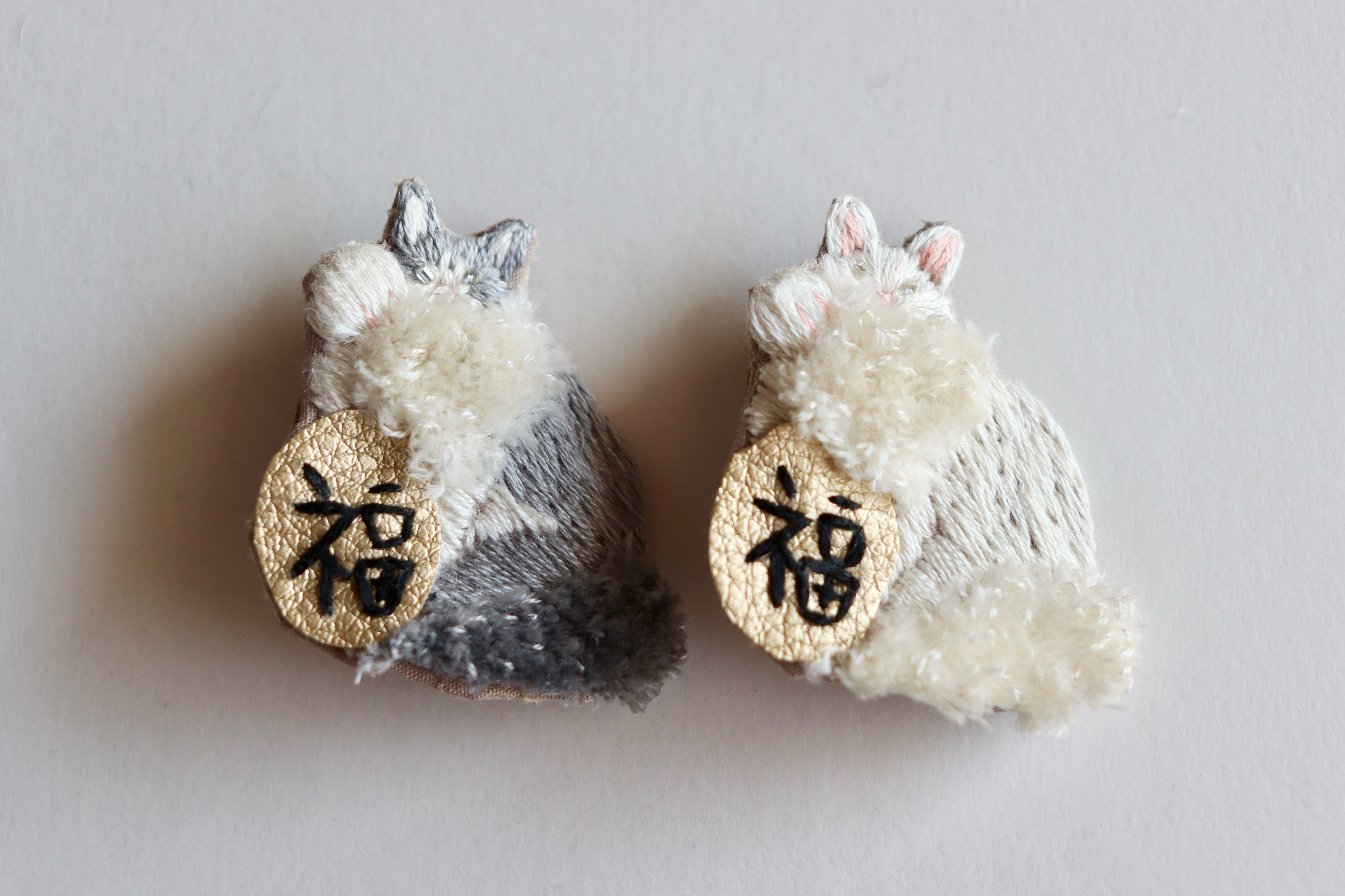 福をまねきまくる！招き猫の手刺繍ブローチ【今期は再販なしの1点もの】