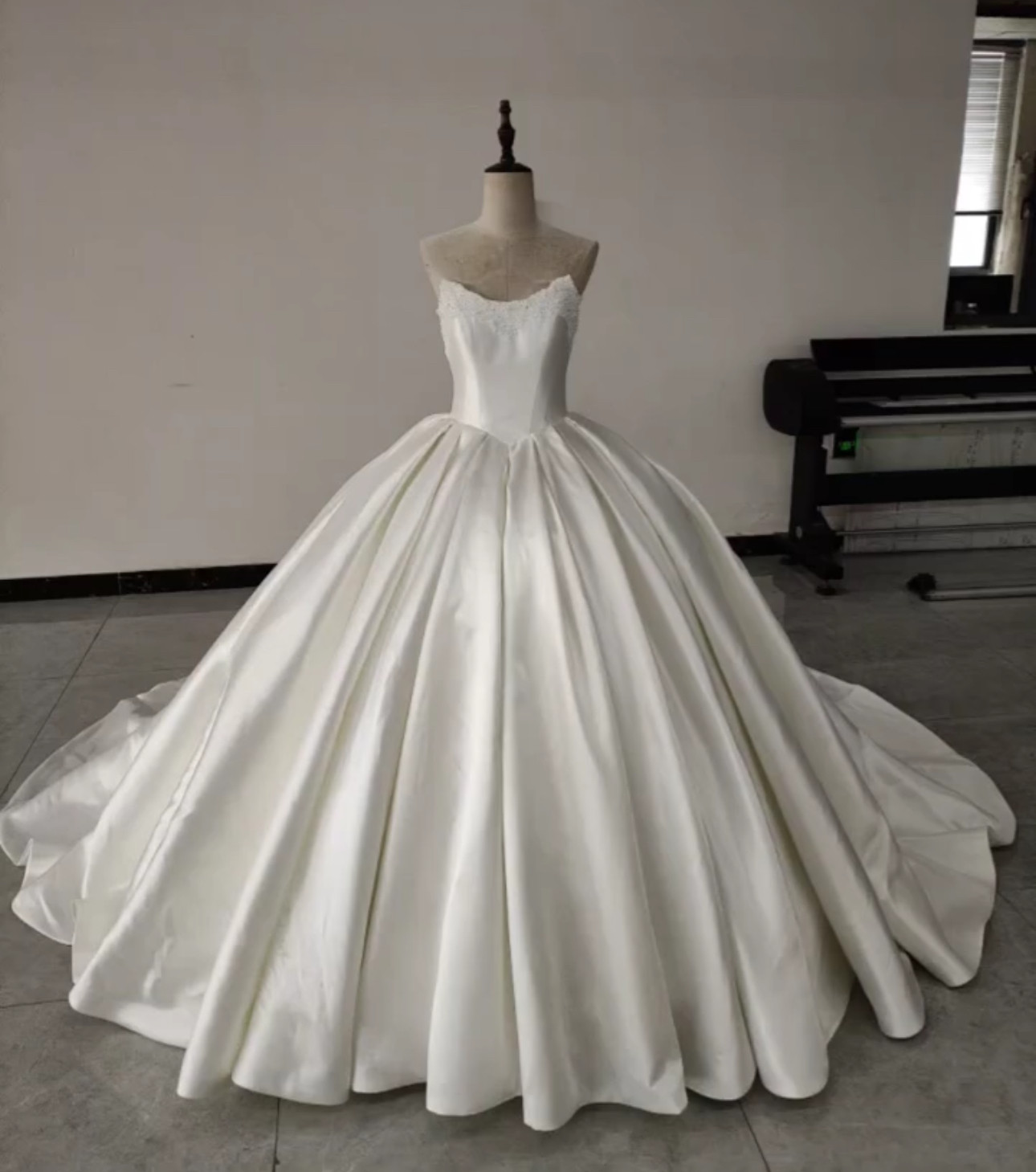 シンプル　オフホワイト　優雅　ウェディングドレス　　無地　人気　編み上げ　サイズオーダー可能　エレガント　ボリューム花嫁