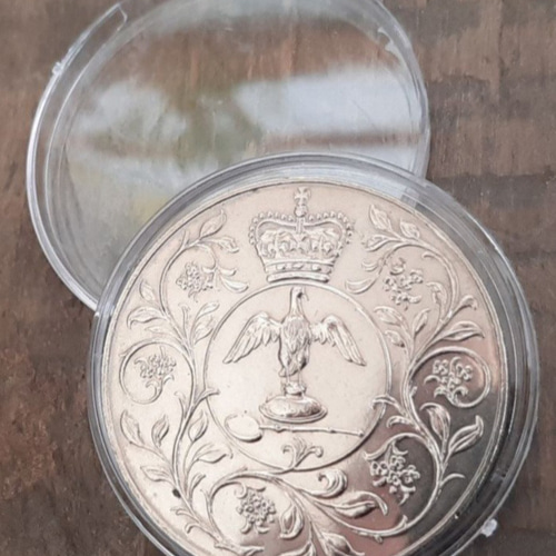 1977年発行のエリザベス2世騎馬像銀貨、透明ケース付き。英国記念