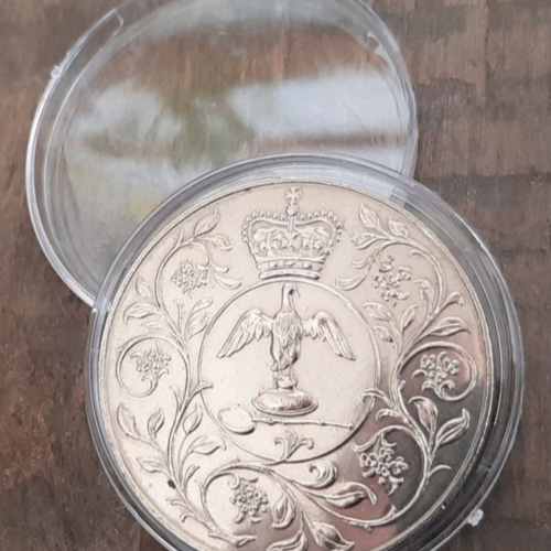 1977年発行のエリザベス2世騎馬像銀貨、透明ケース付き。英国記念