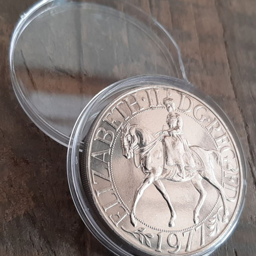 1977年発行のエリザベス2世騎馬像銀貨、透明ケース付き。英国記念