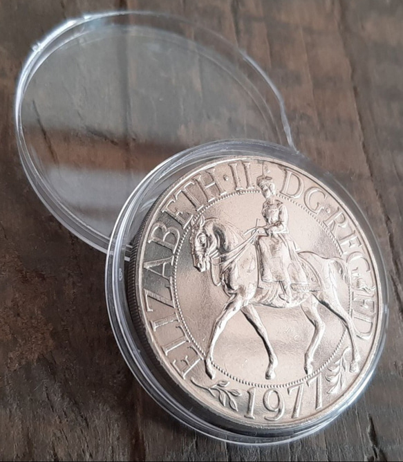 1977年発行のエリザベス2世騎馬像銀貨、透明ケース付き。英国記念