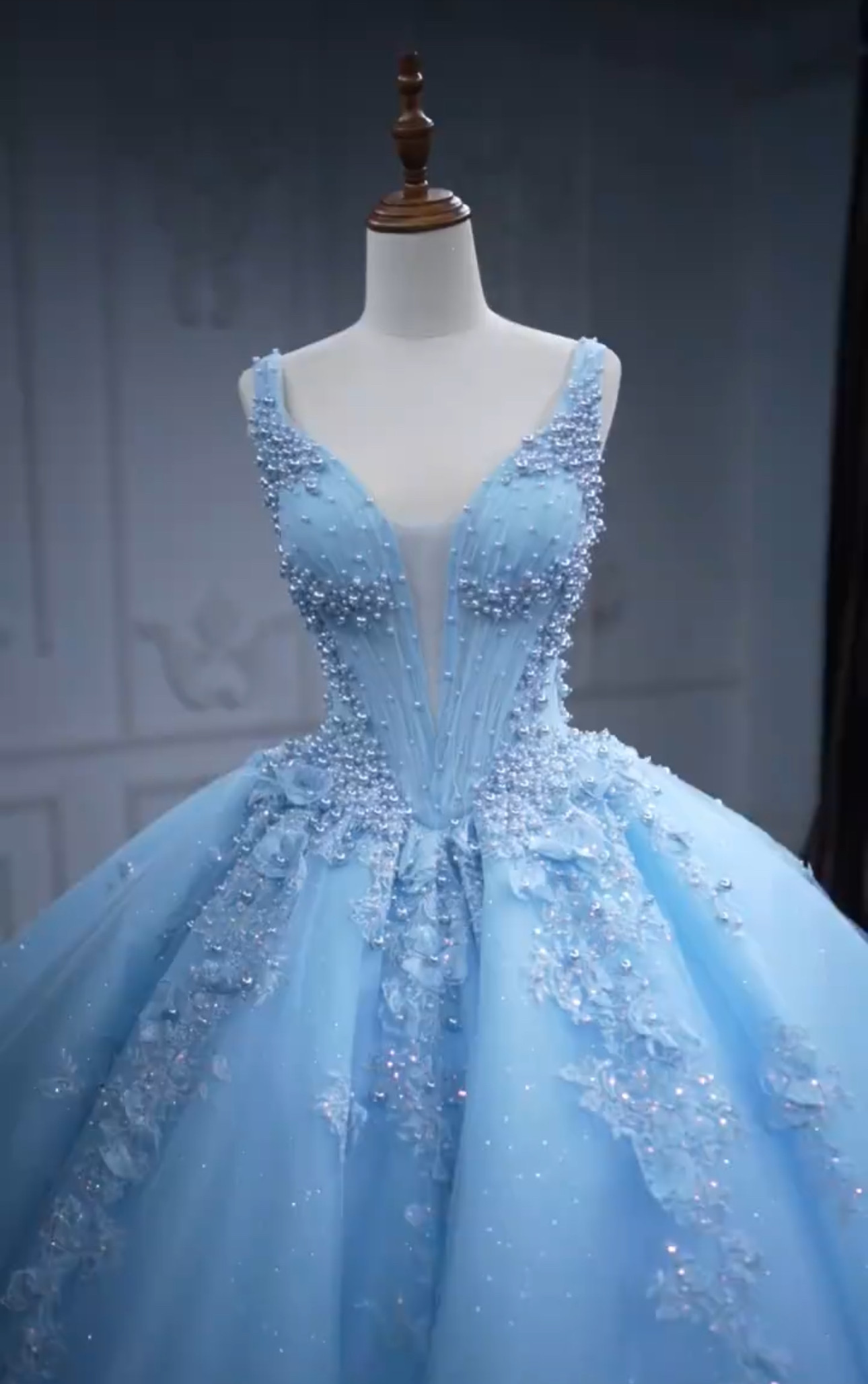 ブルー　クイーンアンネック　vカット　柔らかいチュール　パール付きアンティークなドレス　カラードレス　サイズオーダー可能