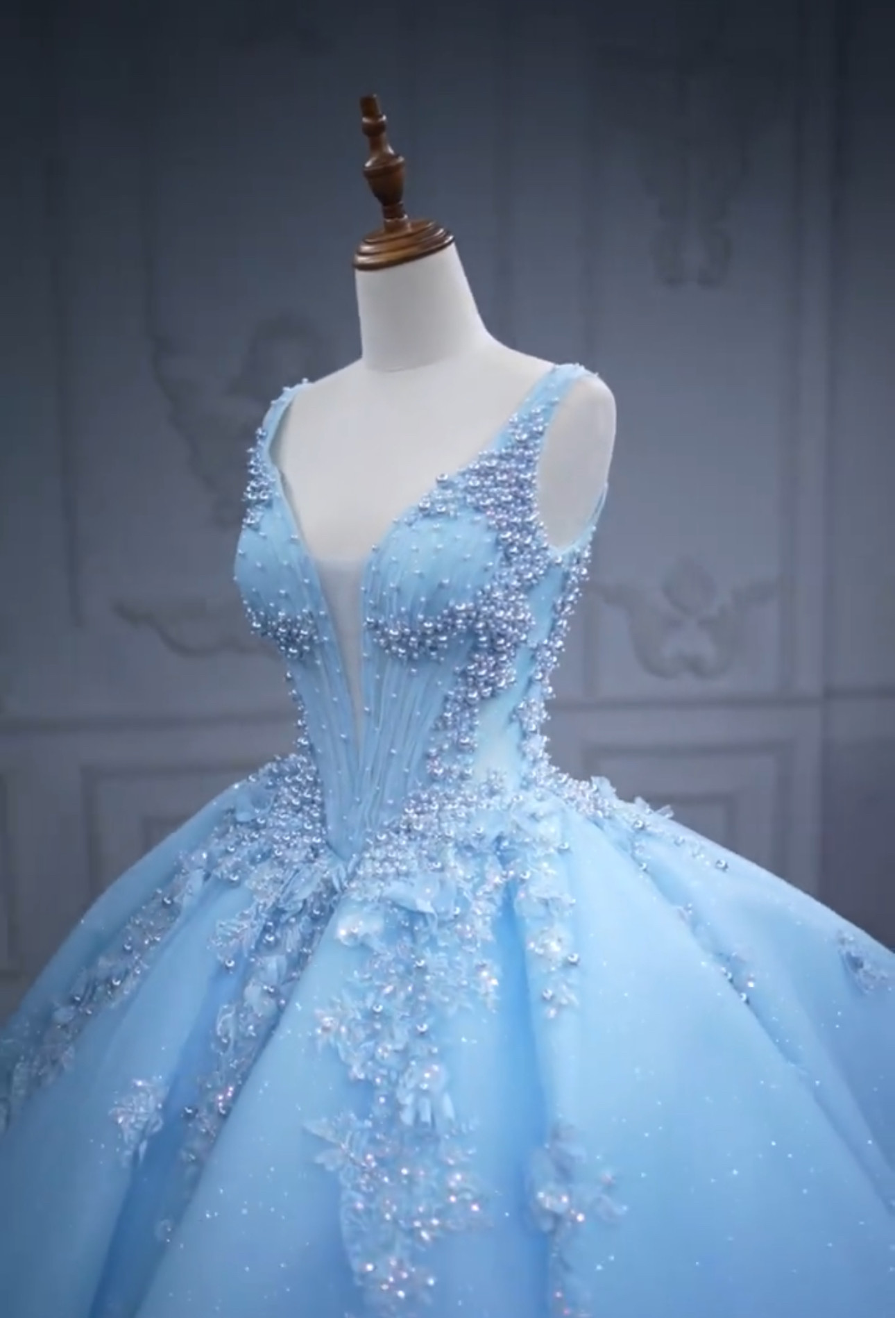 ブルー　クイーンアンネック　vカット　柔らかいチュール　パール付きアンティークなドレス　カラードレス　サイズオーダー可能