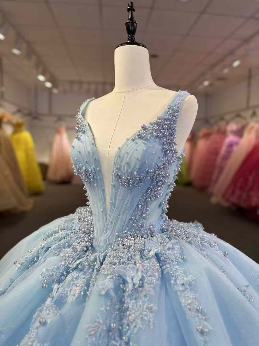 ブルー　クイーンアンネック　vカット　柔らかいチュール　パール付きアンティークなドレス　カラードレス　サイズオーダー可能