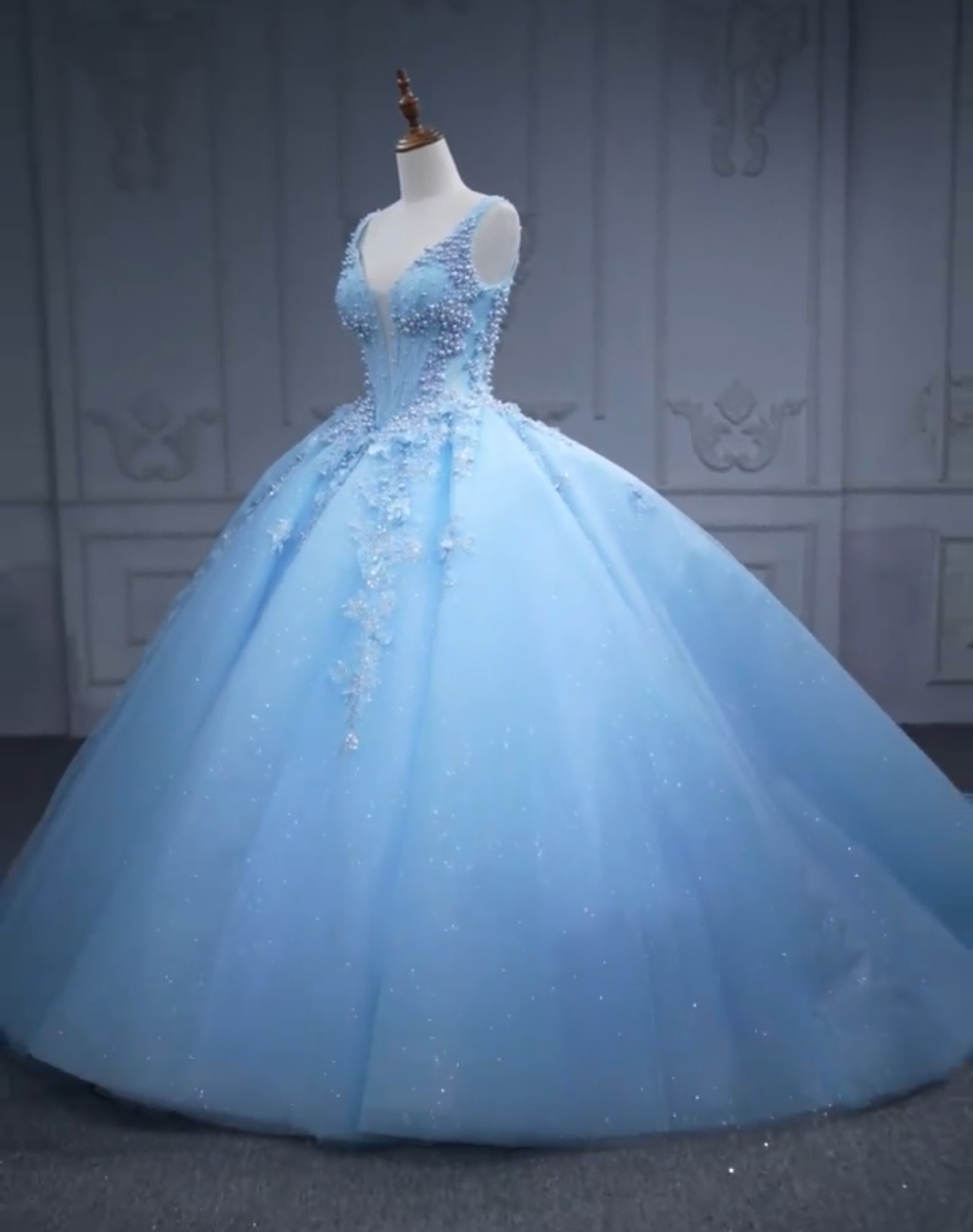 ブルー　クイーンアンネック　vカット　柔らかいチュール　パール付きアンティークなドレス　カラードレス　サイズオーダー可能