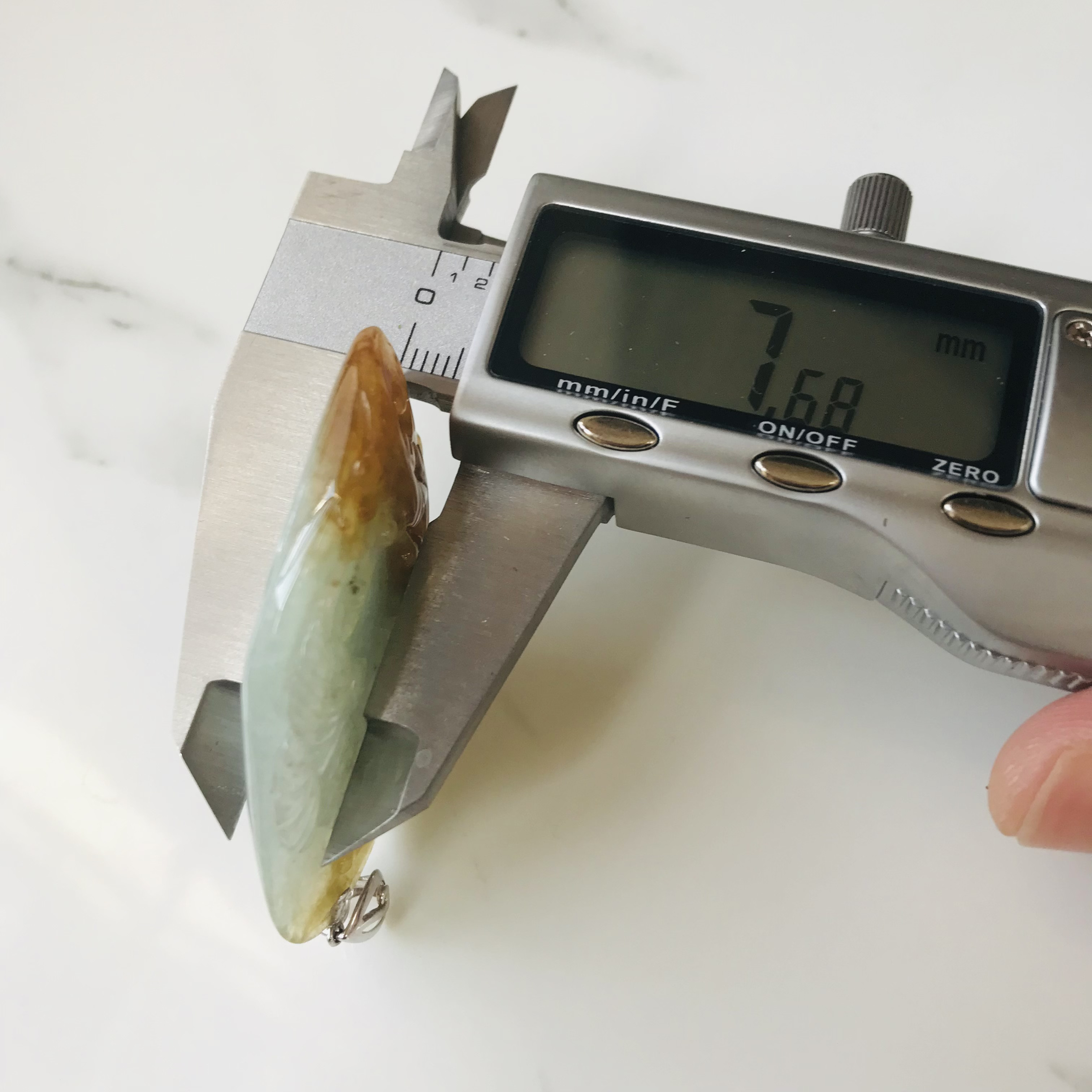 P280-002］ 翡翠ペンダントトップ天然石ミャンマー産カービング