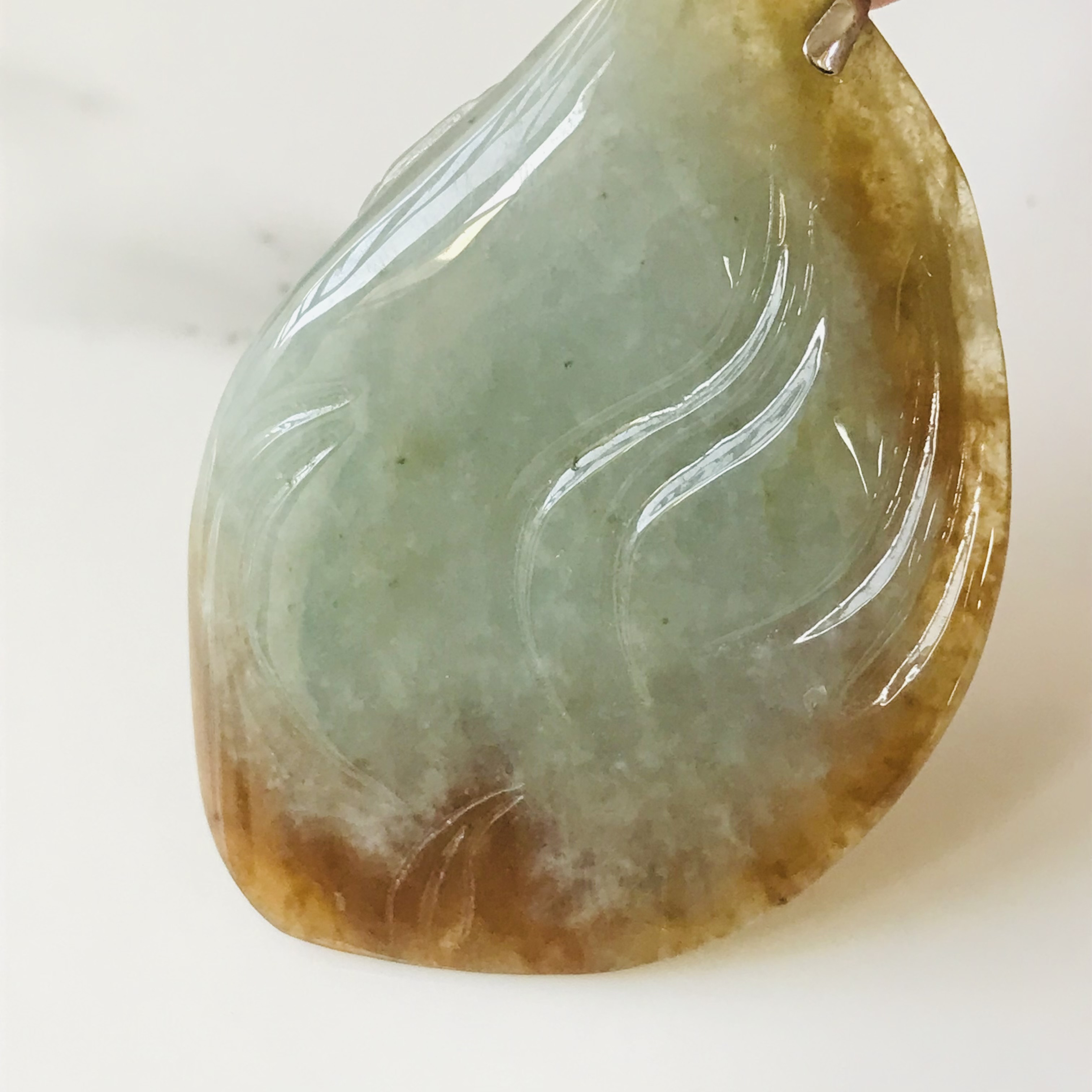 [P280-002］ 翡翠　ペンダントトップ　天然石　ミャンマー産　カービング P280-002］ 翡翠 ペンダントトップ 天然石 ミャンマー産 カービング