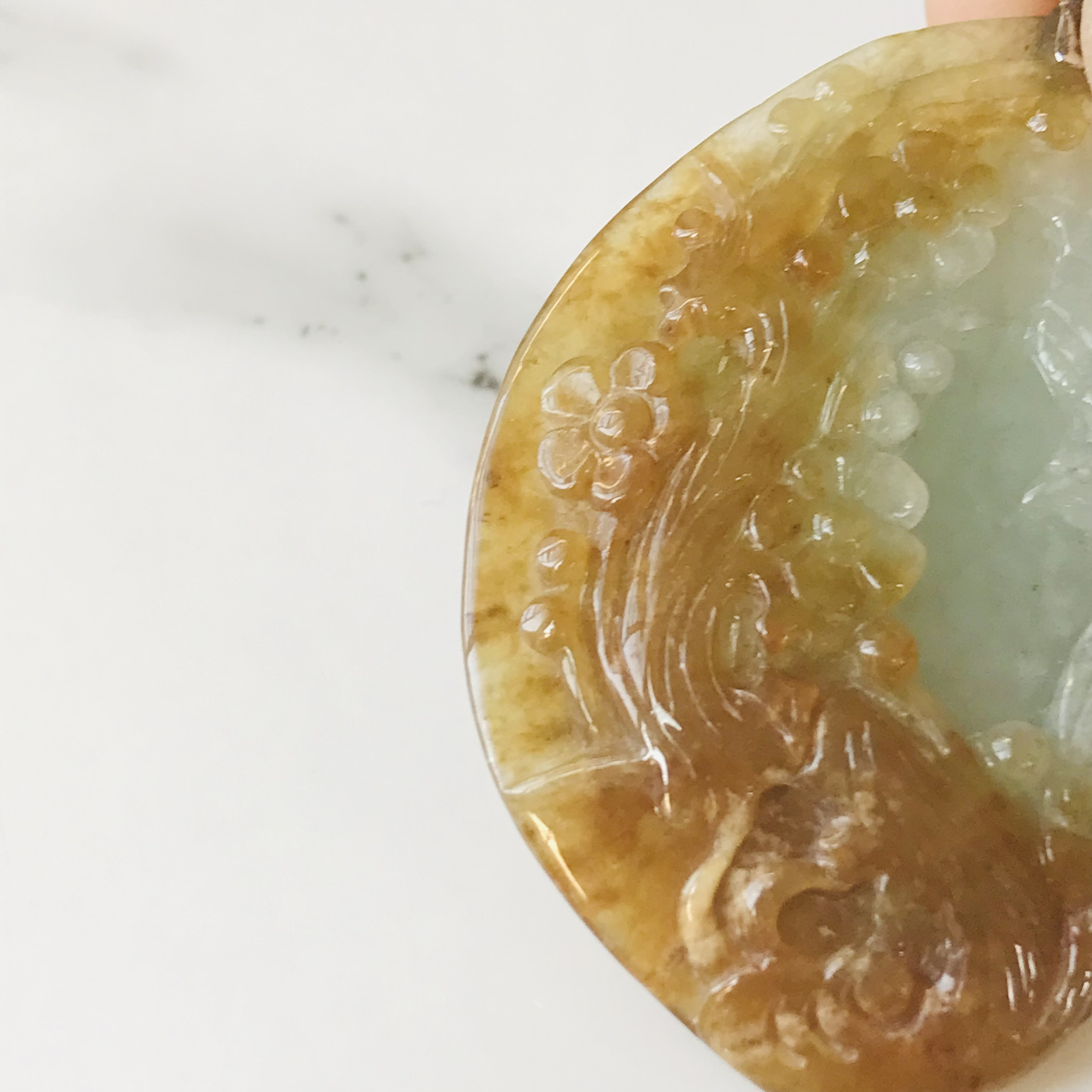 [P280-002］ 翡翠　ペンダントトップ　天然石　ミャンマー産　カービング P280-002］ 翡翠 ペンダントトップ 天然石 ミャンマー産 カービング