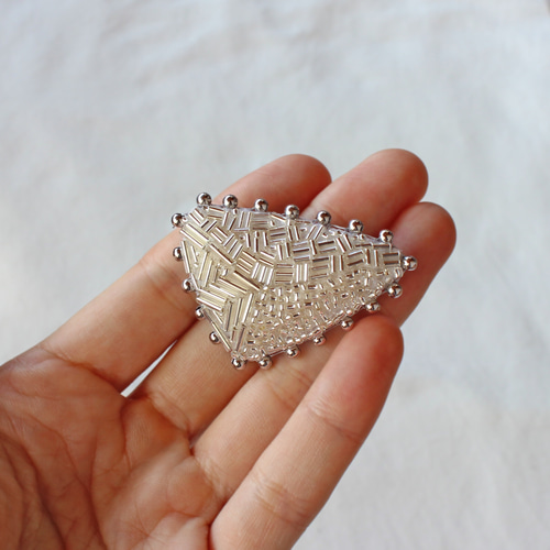 鉱石みたいなさんかく ブローチ【ビーズ刺繍】 ブローチ KINO