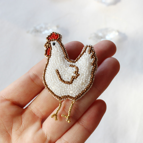 おさんぽにわとり ブローチ ビーズ刺繍 ブローチ kino to uta 通販
