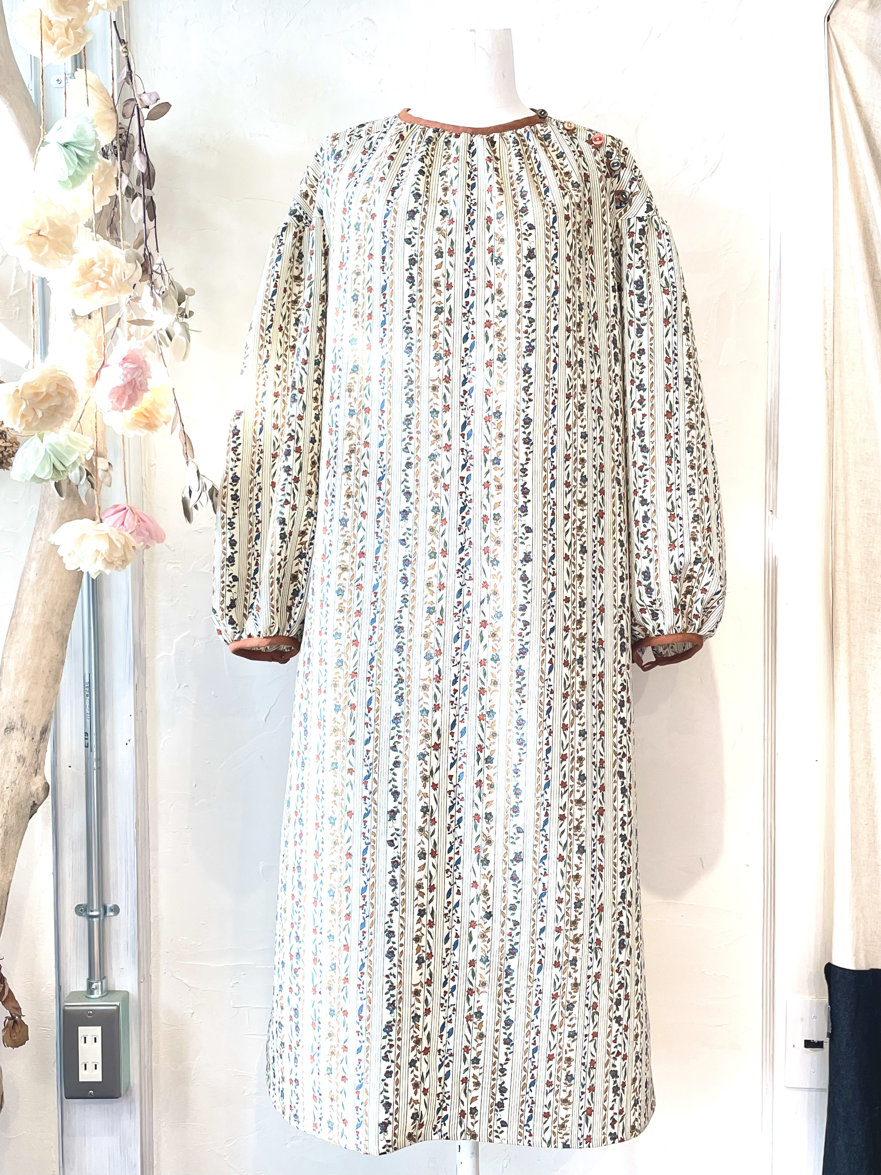 肩ボタンワンピース