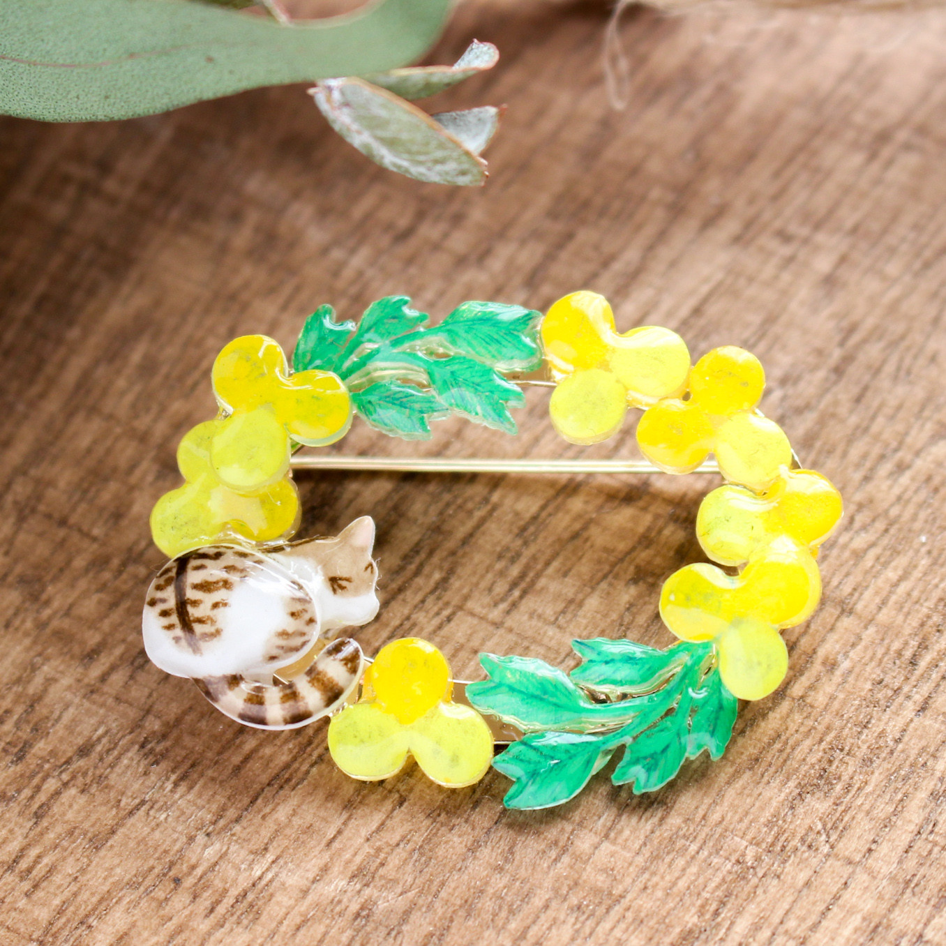 【10種類から猫の柄が選べる】ミモザの側でまどろむ猫のリースブローチ