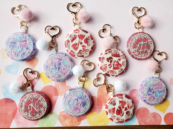 ハートにイニシャル刺しゅうのキーホルダー 1枚目の画像