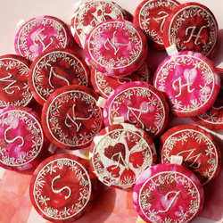 ハートにイニシャル刺しゅうのキーホルダー 2枚目の画像