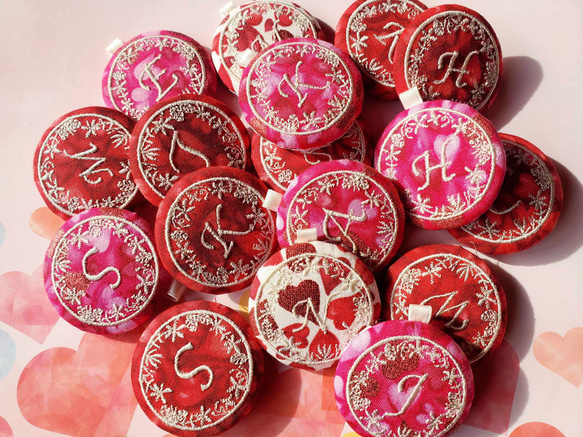 ハートにイニシャル刺しゅうのキーホルダー 2枚目の画像