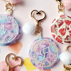 ハートにイニシャル刺しゅうのキーホルダー 3枚目の画像