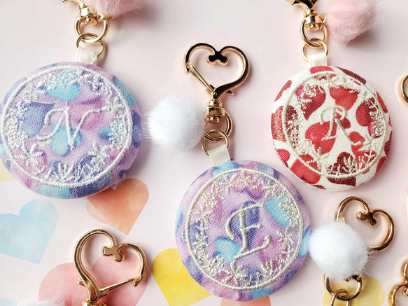 ハートにイニシャル刺しゅうのキーホルダー 3枚目の画像
