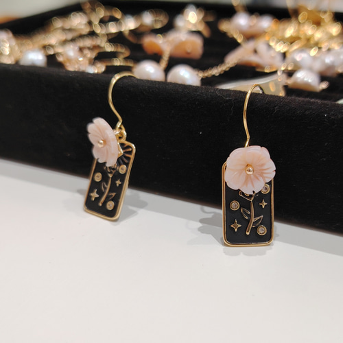 フラワーシーズン】シェルフラワー ダングリングピアス