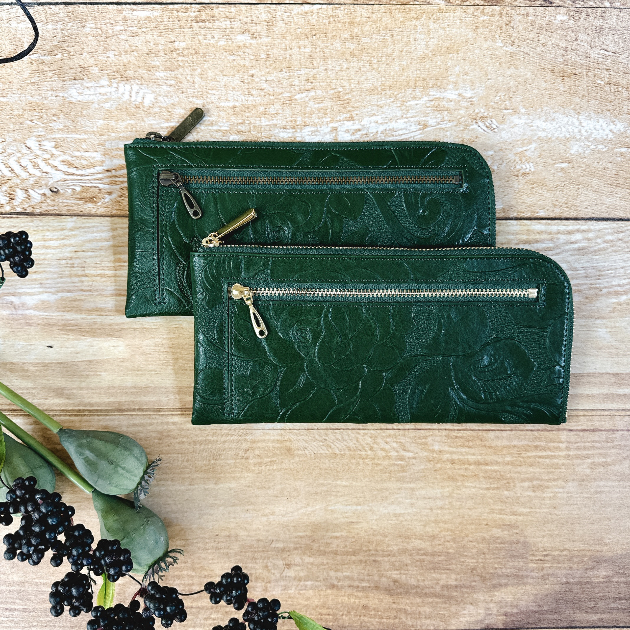 薄くて軽くて大容量なL字長財布 14枚カードポケット 牛革 バラ型押し ヴィンテージ グリーン