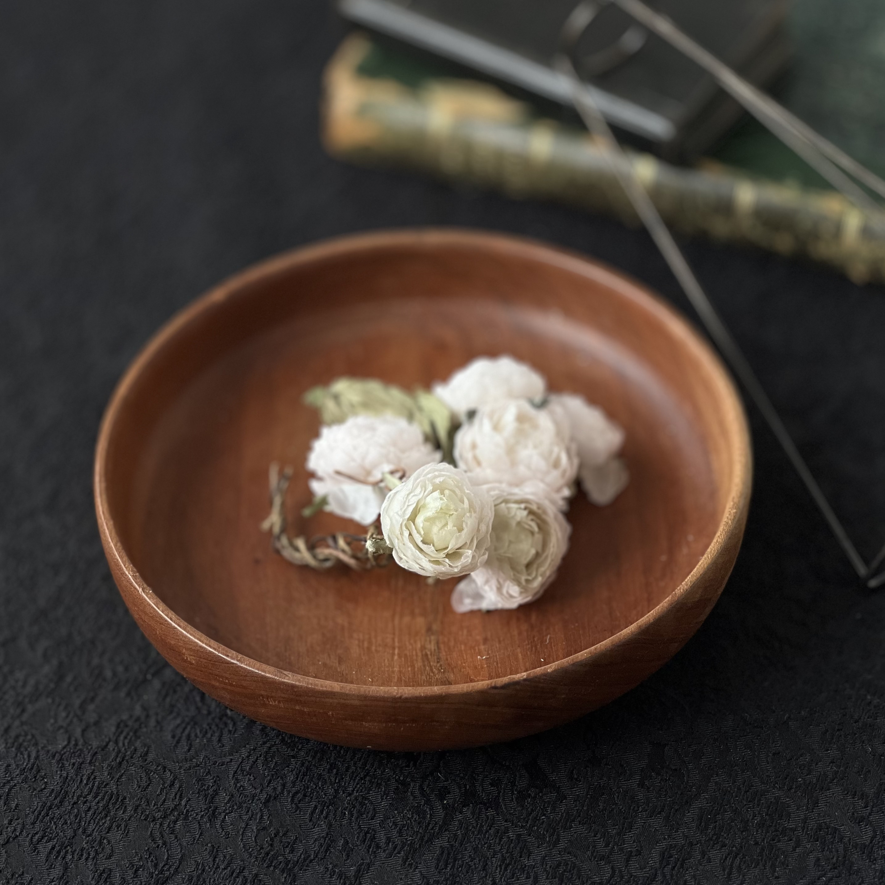 布花コサージュ　ホワイトのモッコウバラ　ナチュラルで優しい色　染め花ブローチ