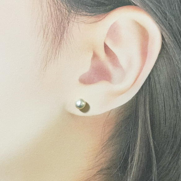 小粒バロックパールのピアス/イヤリング 5mm 6mm 真珠 スタッド チタン SV925 ノンホール 2枚目の画像