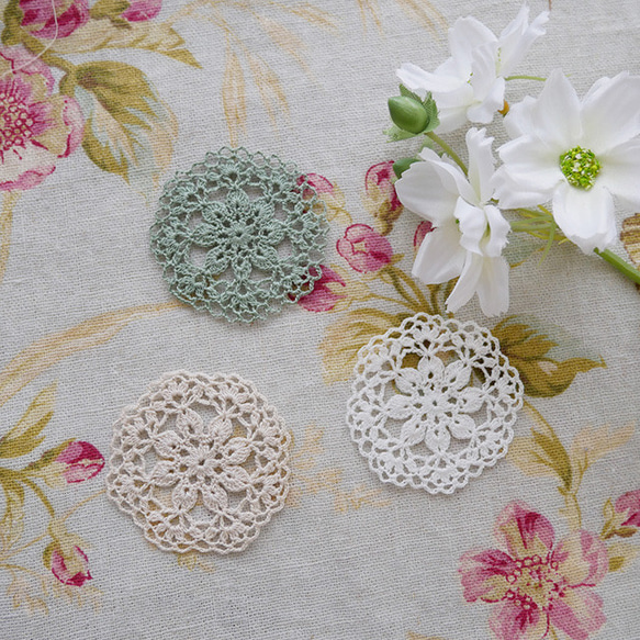 手編みレースの小さな飾りパーツ　丸ss04 1枚目の画像