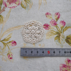 手編みレースの小さな飾りパーツ　丸ss04 7枚目の画像