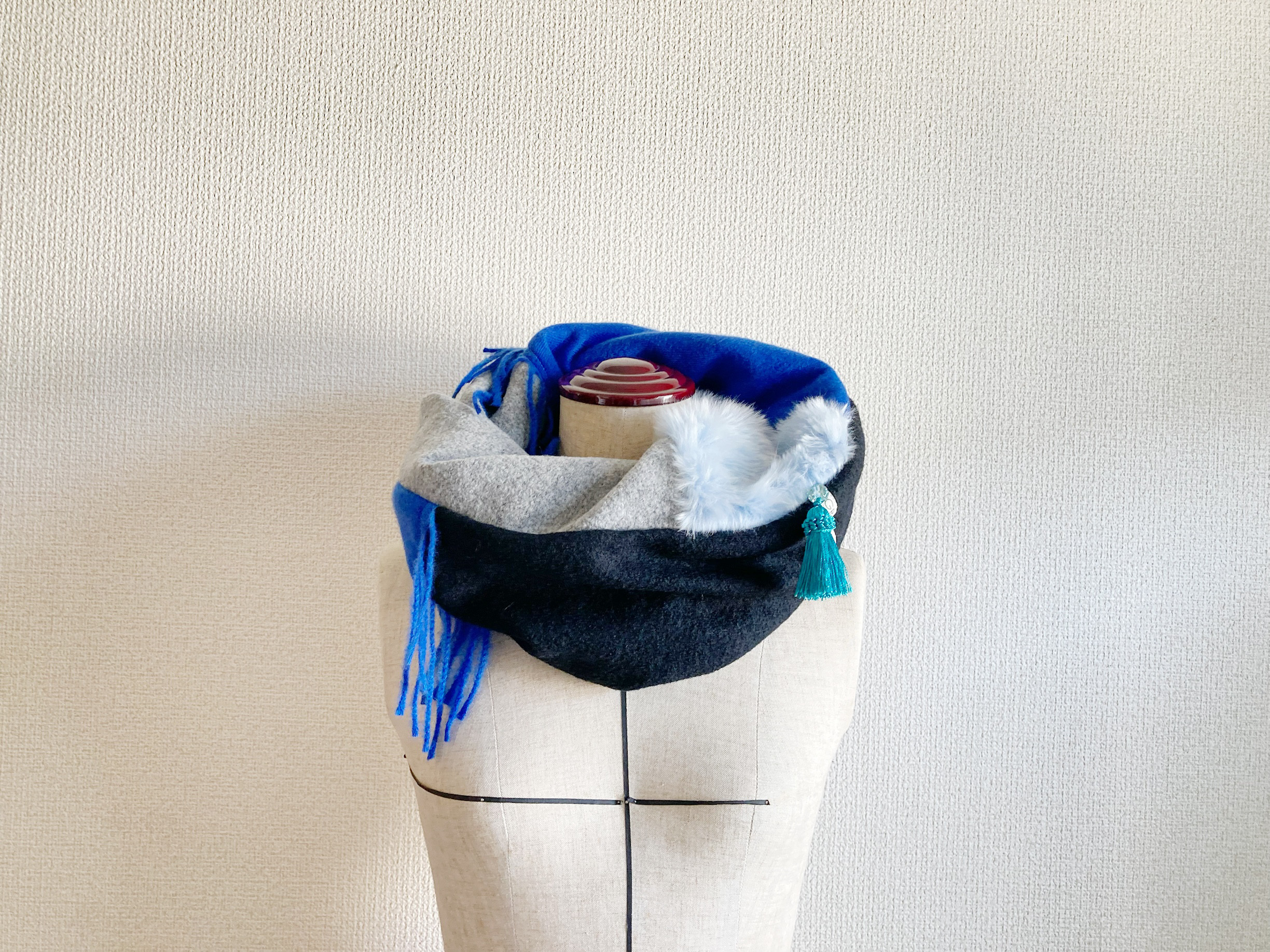 【ブルーフリンジ×グレー・ブルーファーのスヌード】