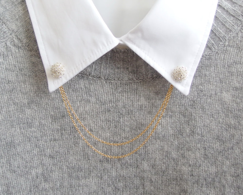 襟ブローチ ホワイト×丸モチーフ シルバービーズのチェーンブローチ