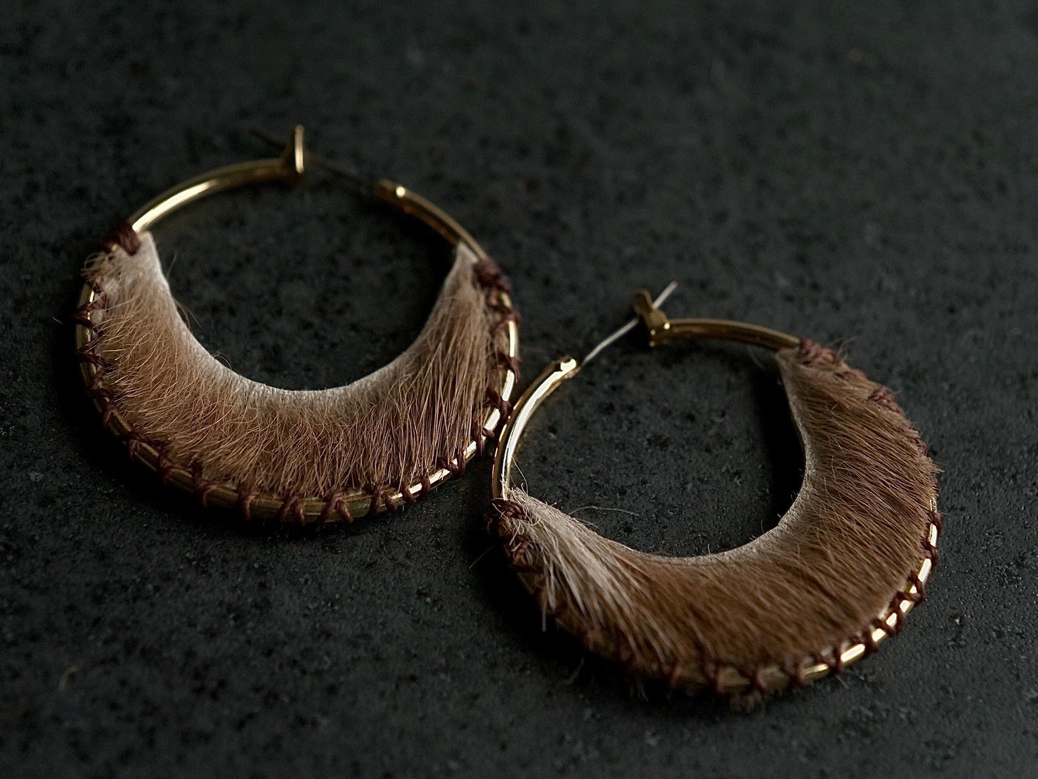 《soya》　エゾ鹿毛皮　フープピアス